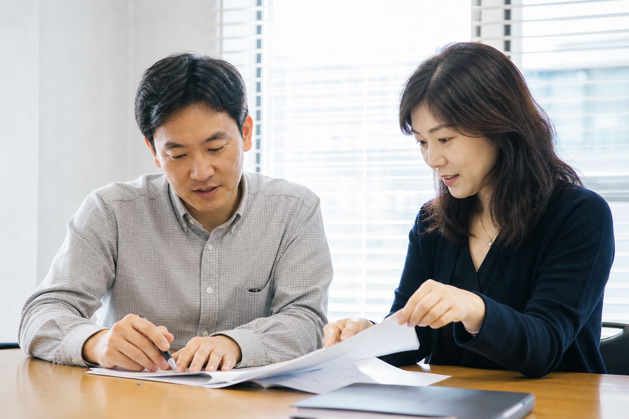아파트 리모델링 매도청구, 소장을 받으면 가장 먼저 확인할 것 관련 전문가 상담·서류 검토 장면