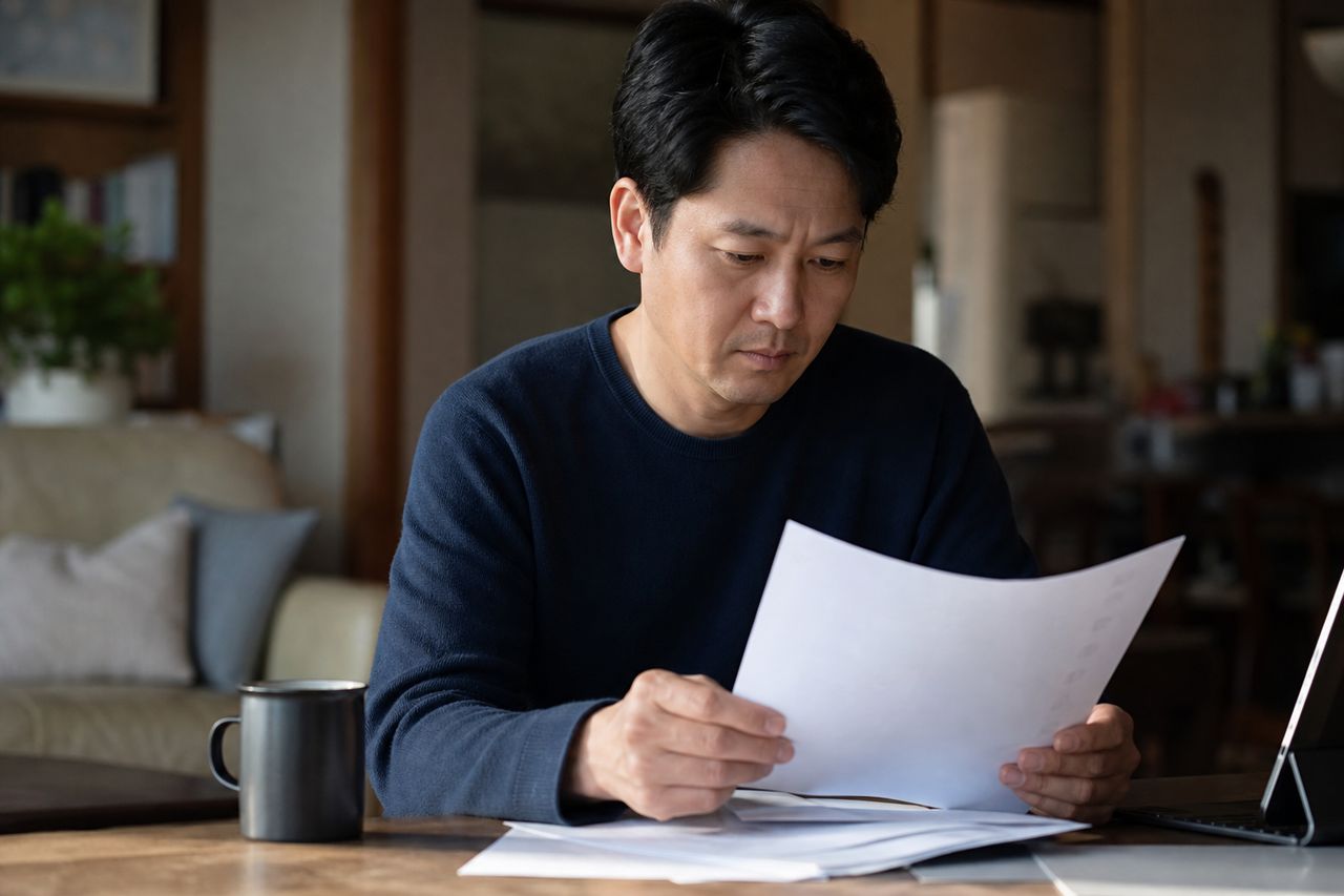 가로주택 매도청구, 조합설립에 동의하지 않았다면 관련 상황을 보여주는 이미지 — 서류를 검토하는 모습