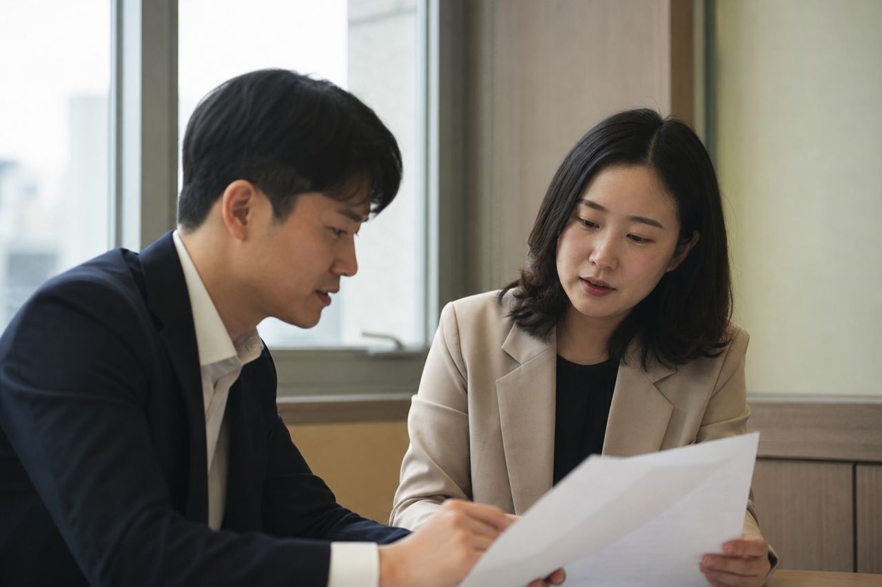아파트 리모델링 조합원 자격, 소유권 변동이 있을 때 확인할 점 관련 전문가 상담·서류 검토 장면