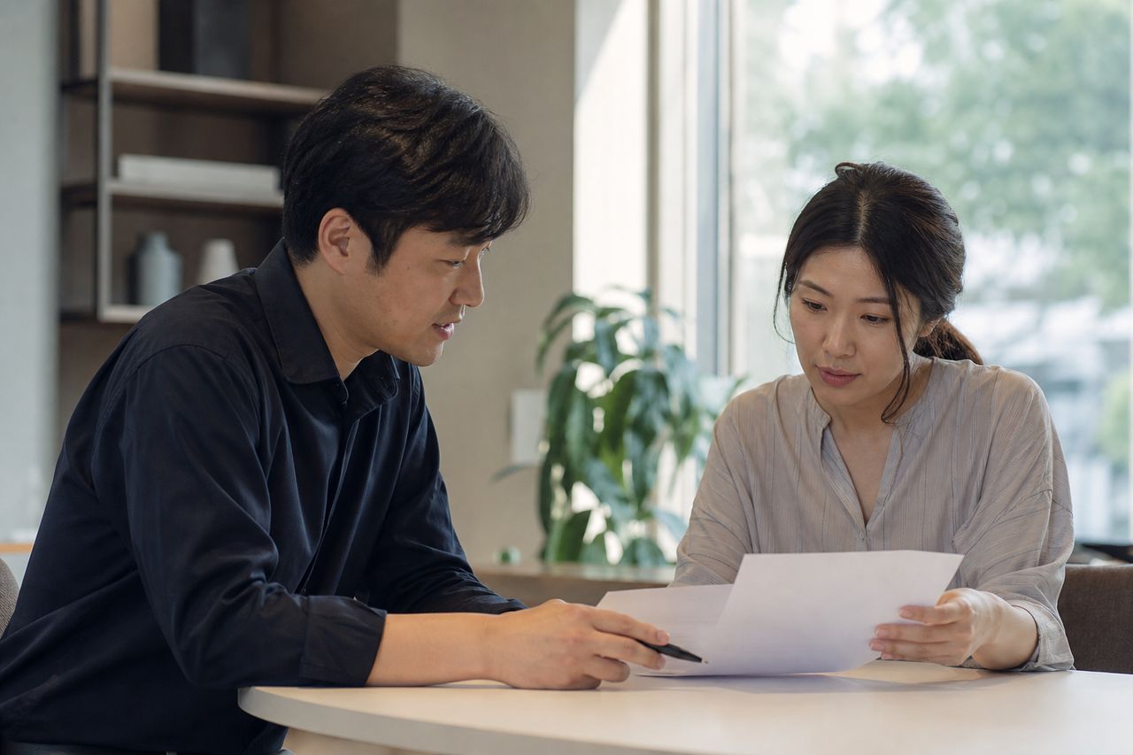 리모델링 매도청구 소장 별지, 등기부의 지분·면적과 대조하기 관련 전문가 상담·서류 검토 장면